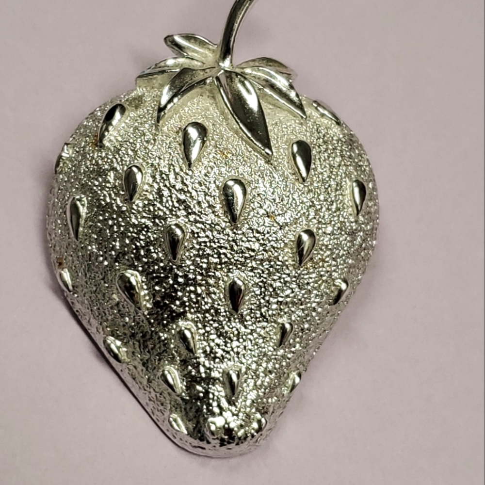 Sarah Coventry Silver Tone Strawberry Ice Brooch Pin Signed Sarah Cove VTG 1968